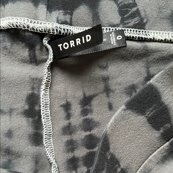 Torrid Black and Gray tie dyed Patterned Leggings - Picture 2 of 3